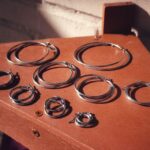 Aro de acero inoxidable plateado disponible en varios tamaños