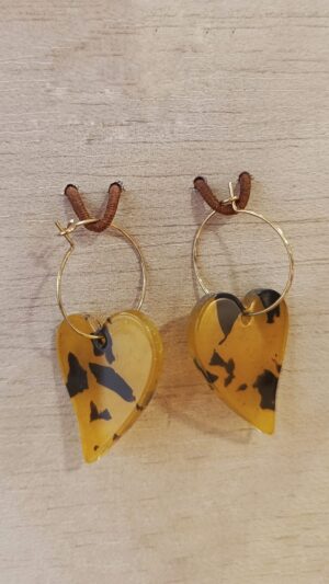 Pendientes corazón carey mostaza dorados de acero inoxidable