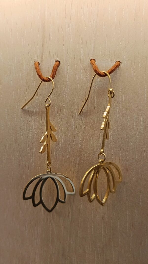 Pendientes flor calada dorados de acero inoxidable
