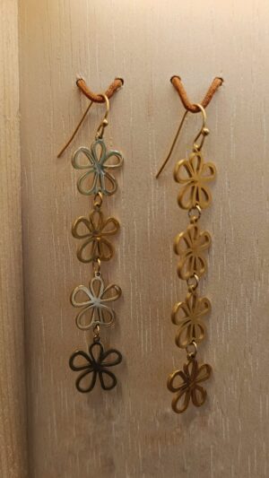 Pendientes flores en cadena dorados de acero inoxidable
