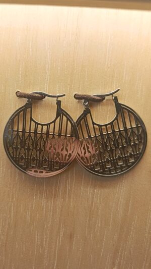 Pendientes circulares calados plateados de acero inoxidable