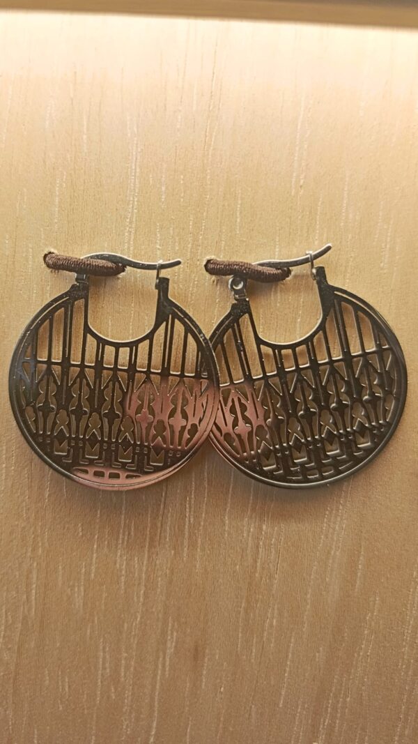 Pendientes circulares calados plateados de acero inoxidable