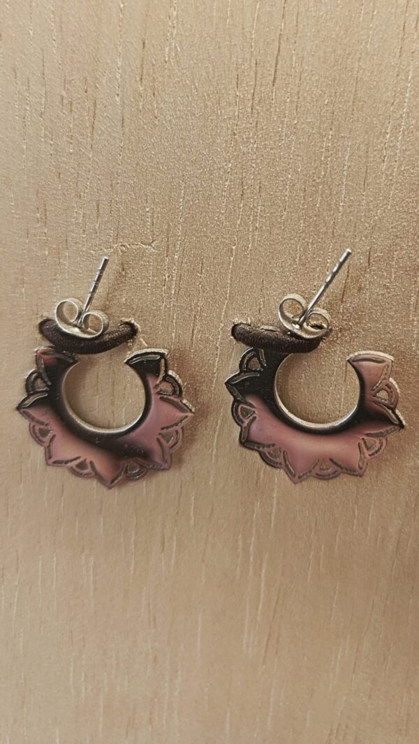 Pendientes hojas caladas plateadas de acero inoxidable