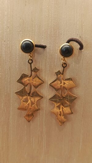 Pendientes hojas con piedra negra dorados de acero inoxidable