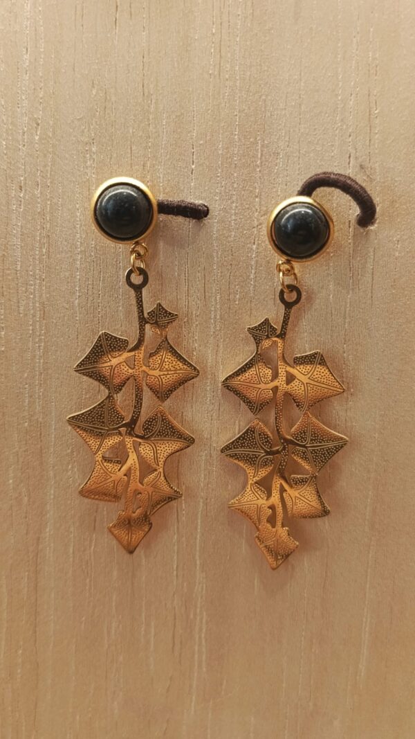 Pendientes hojas con piedra negra dorados de acero inoxidable