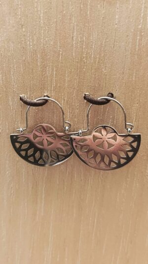 Pendientes semicirculares florales plateados de acero inoxidable