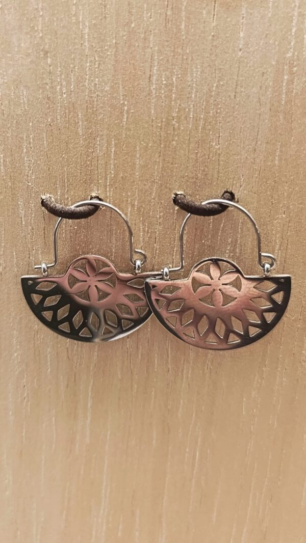 Pendientes semicirculares florales plateados de acero inoxidable