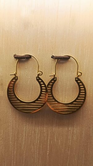 Pendientes semicirculares rayados dorados de acero inoxidable
