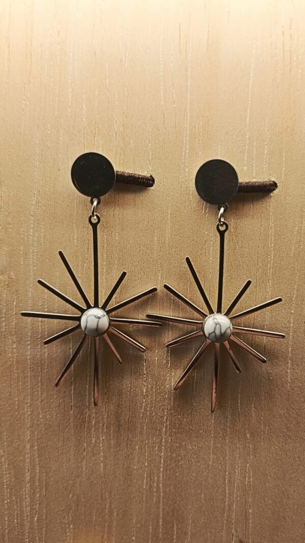 Pendientes sol con piedra blanca de acero inoxidable